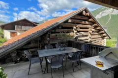 geräumige Terrasse mit Grill